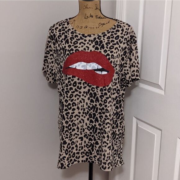 Blue Buttercup Tops - Leopard lip tshirt